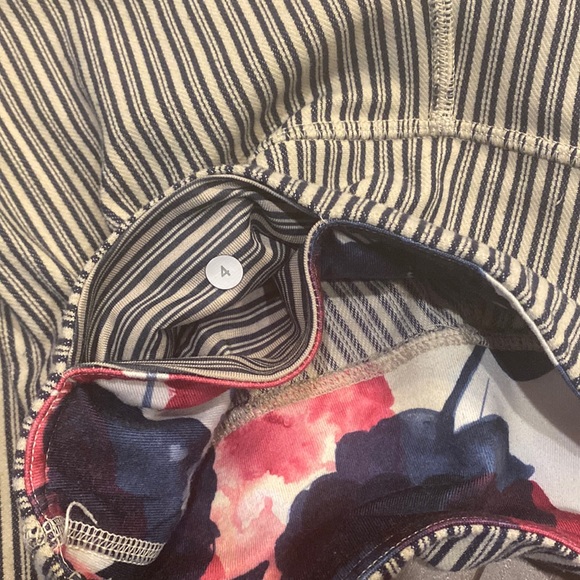 Lululemon size 4 Navy striped leggings - Picture 3 of 3